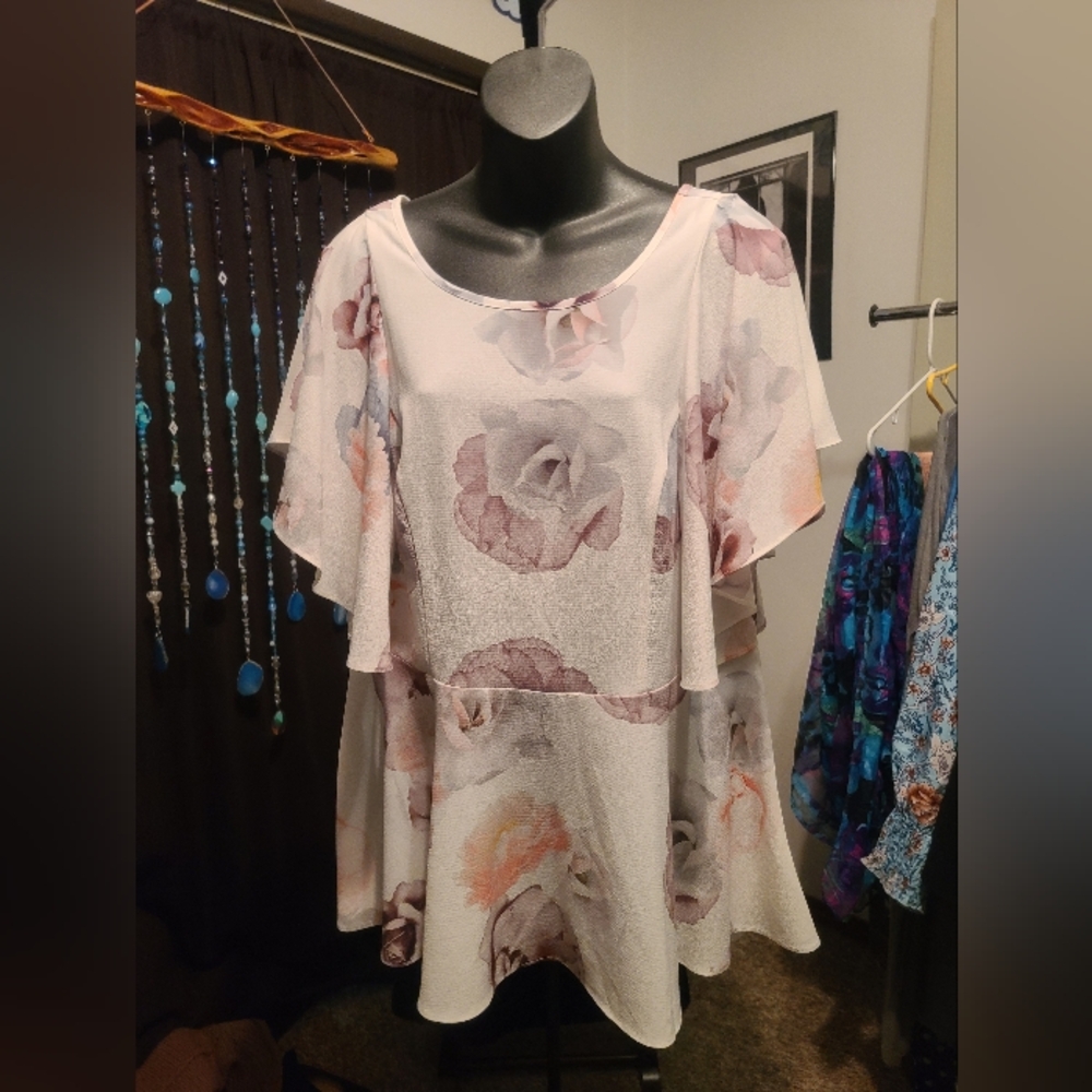 🐰City Chic White and Pink Floral Blouse